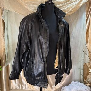 Vintage Men's Sleek Black Leather Bomber Jacket (L)